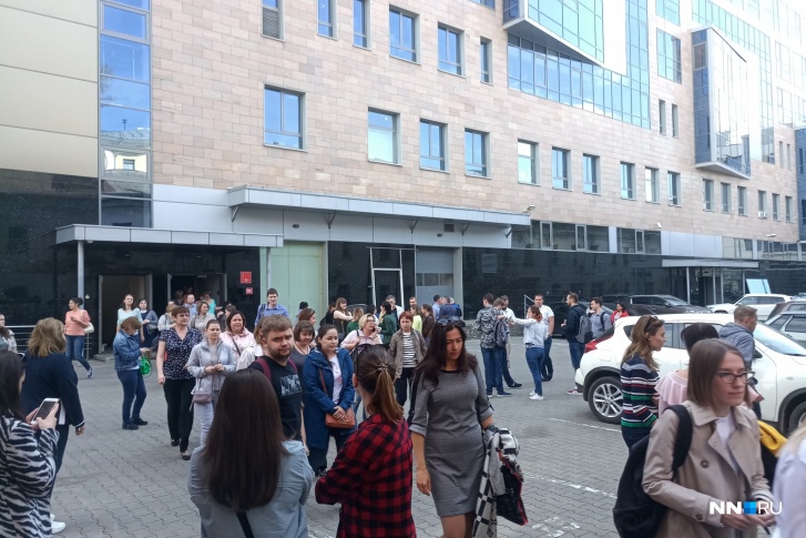 Сотрудники и посетители ТЦ «Лобачевский Plaza» вынуждены были выйти на улицу по требованию МЧС