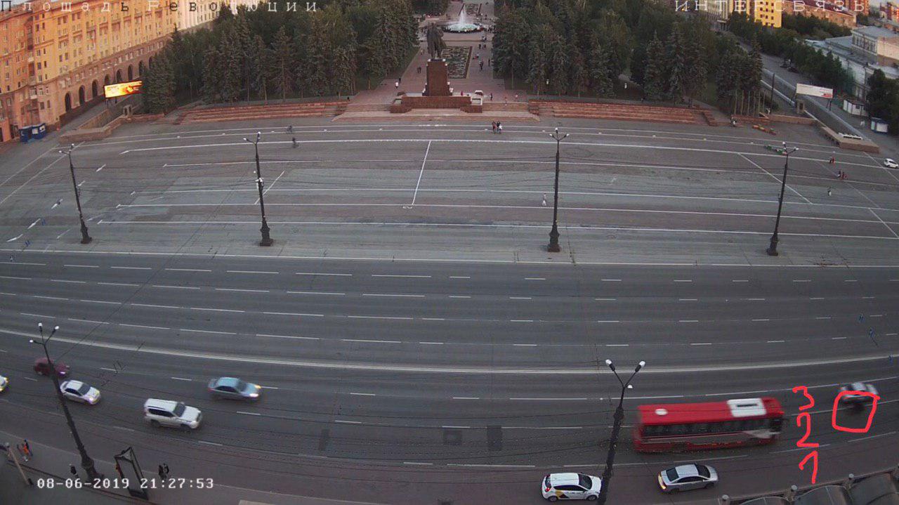 А вот заканчивает движение по площади сам Василий — во втором ряду. Авария произошла уже вне пределов видимости камеры — через 50 метров, за светофором А вот заканчивает движение по площади сам Василий — во втором ряду. Авария произошла уже вне пределов видимости камеры — через 50 метров, за светофором 