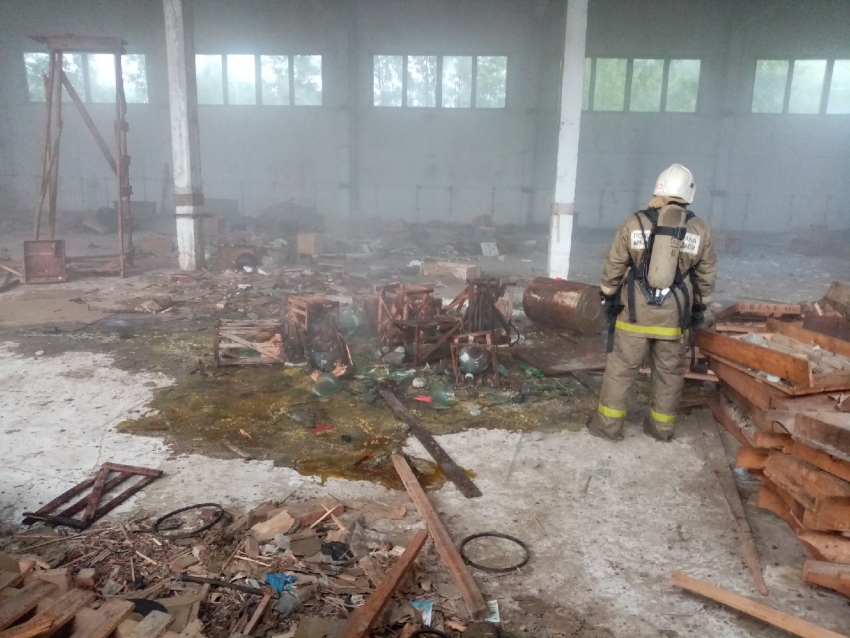 В заброшенном ангаре на окраине Новодвинска спасатели ликвидировали разлив химикатов