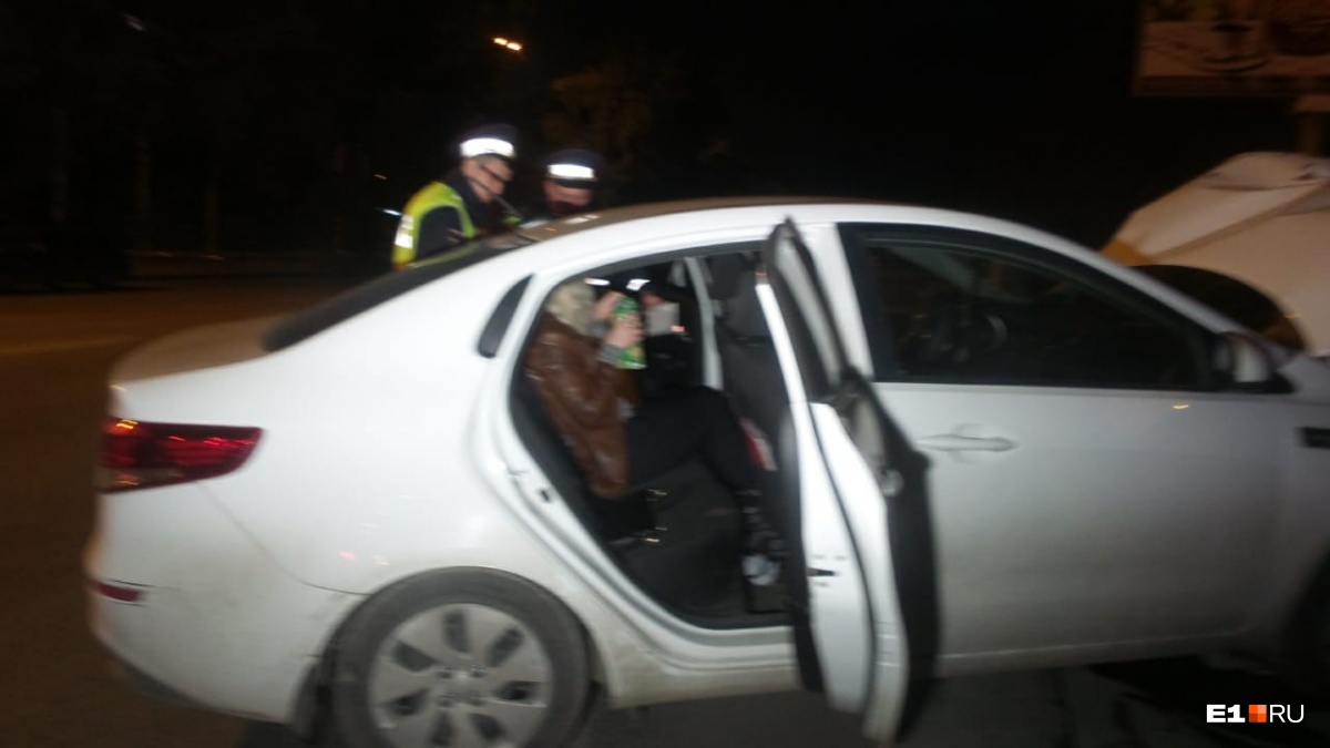 Женщина пересела на пассажирское сиденье Женщина пересела на пассажирское сиденье