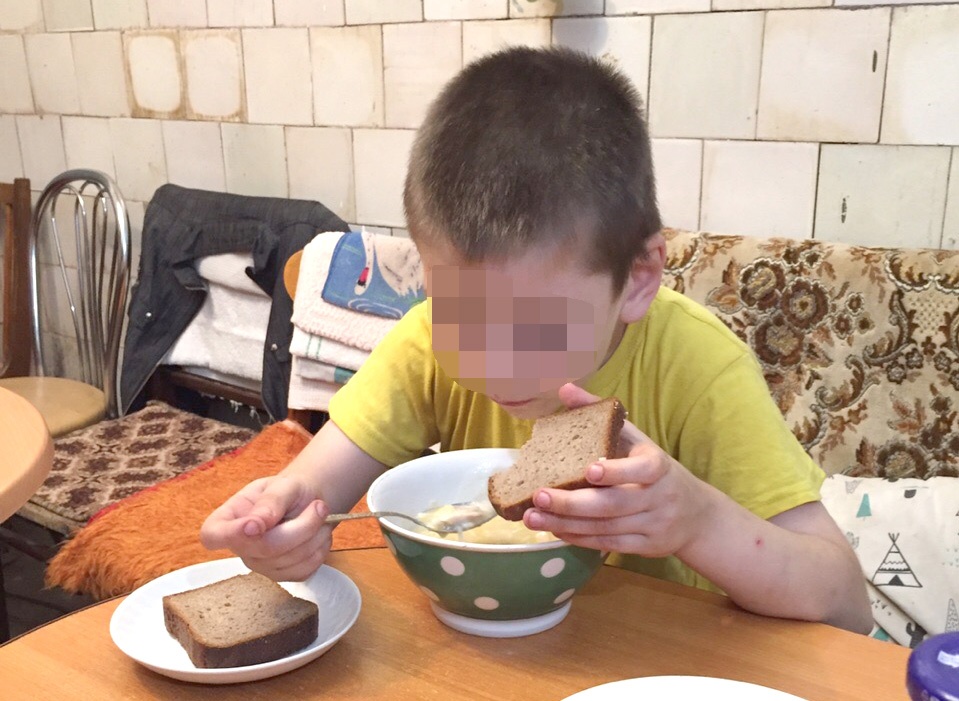 «Папа пьёт и бьёт»: в Ярославской области на улице нашли восьмилетнего мальчика в одной футболке