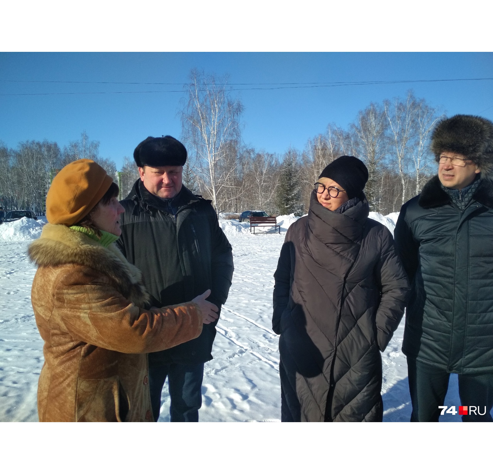 Глава района Евгений Ваганов (слева) прибыл практически к началу стихийного митинга Глава района Евгений Ваганов (слева) прибыл практически к началу стихийного митинга