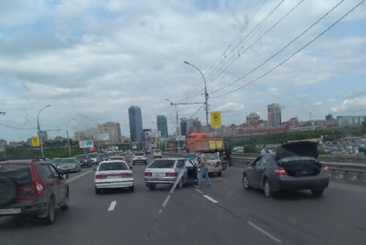 Две машины и грузовик парализовали движение по Димитровскому мосту