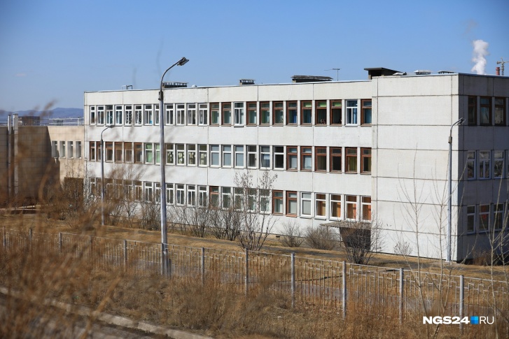 Парень бил окна в школе, когда его задержали сотрудники Росгвардии Парень бил окна в школе, когда его задержали сотрудники Росгвардии