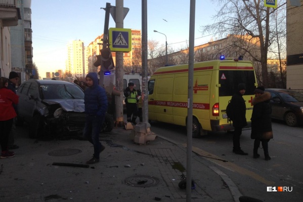 Спасти попавших под Honda удалось благодаря оперативному приезду скорых Спасти попавших под Honda удалось благодаря оперативному приезду скорых