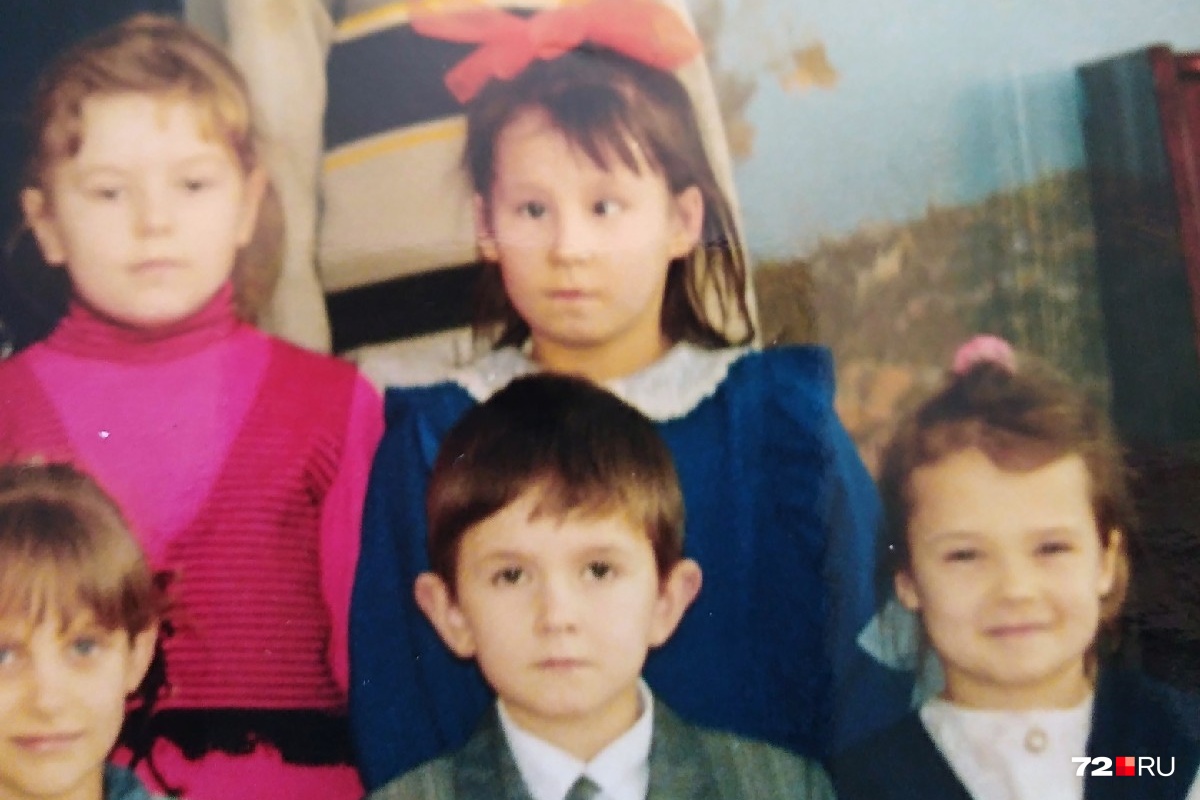 Алёна — в синем платье и с красным бантом. Девочка, вспоминают родные, была очень самостоятельной и заботливой, хорошо училась, помогала маме управляться с двумя младшими детьми Алёна — в синем платье и с красным бантом. Девочка, вспоминают родные, была очень самостоятельной и заботливой, хорошо училась, помогала маме управляться с двумя младшими детьми