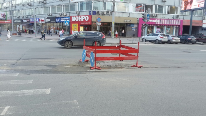 Сегодня перекрёсток Советской и Вокзальной магистрали опять раскопали — весной тут была серьёзная коммунальная авария Сегодня перекрёсток Советской и Вокзальной магистрали опять раскопали — весной тут была серьёзная коммунальная авария