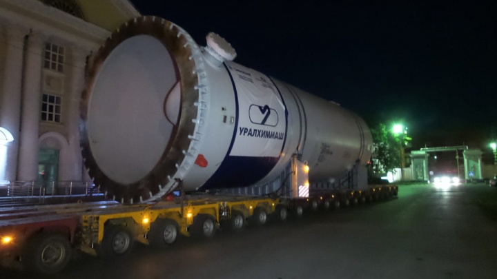 «Быстро проезжают»: гигантские баки-адсорберы для Газпрома едут по Екатеринбургу