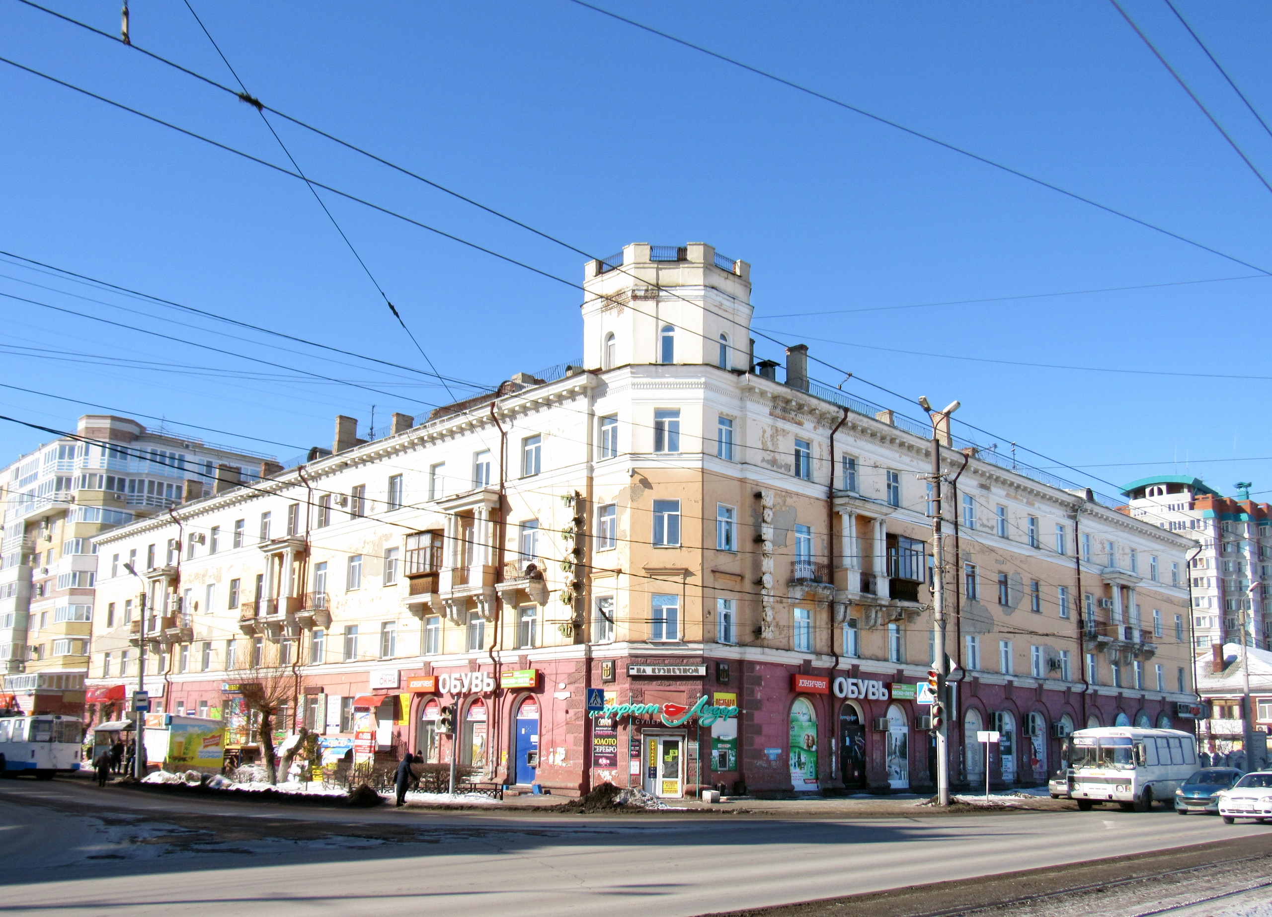 Город омск дома. Сталинский Ампир в Омске. Сталинки Богдана Хмельницкого. Сталинки в Омске. Дом с башенкой на Богдана Хмельницкого Омск.