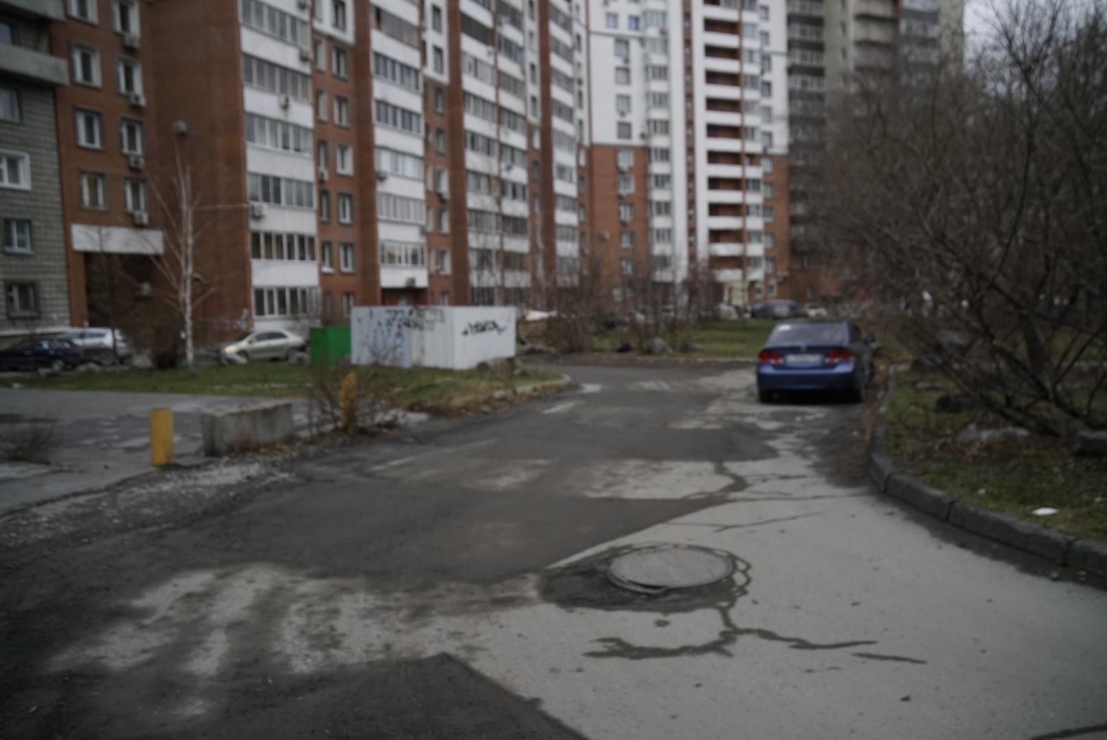 2 раза подряд. Яма во дворе жилого дома. Во дворе Серебренниковской. Яма во дворе ГОСТ. Серебренниковская проезд через двор.