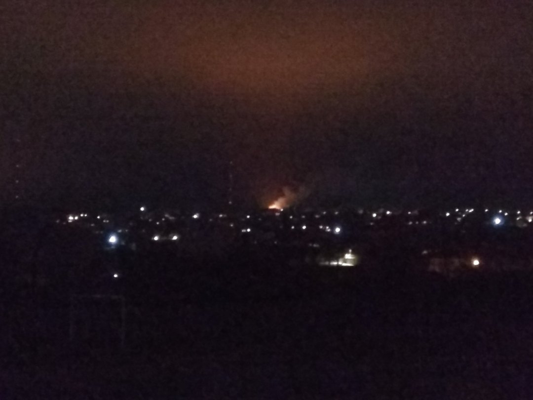 «Пламя видно за километры»: в Волгограде тушат большой пожар