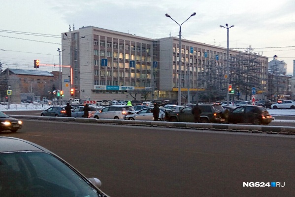 Авария произошла на съезде с Коммунального моста Авария произошла на съезде с Коммунального моста