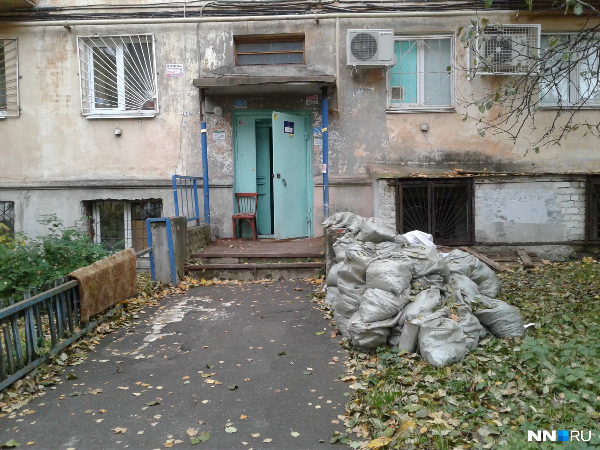 Проблемы двора. Двор подъезд. Неубранные дворы в Первомайский район. Улица возле подъезда.