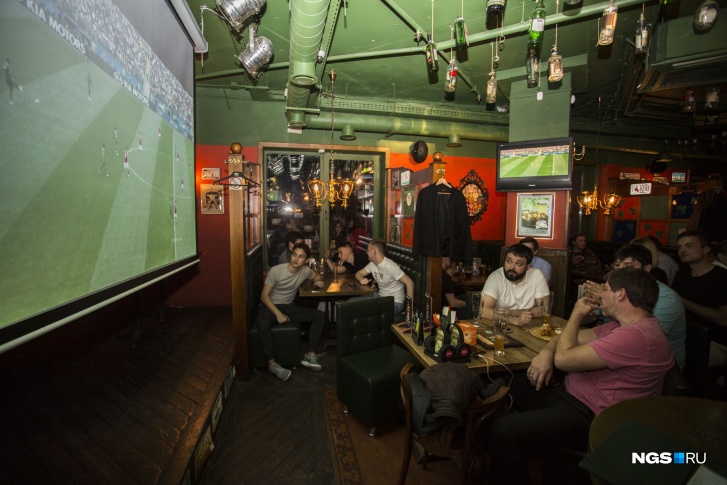Представители баров отмечают, что новосибирцы выпили много литров пива во время просмотра матча Россия — Уругвай