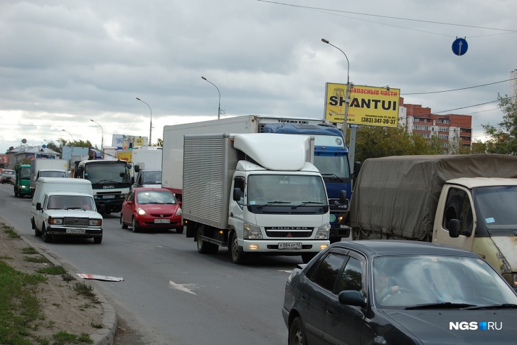 Затор в сторону площади Калинина начинается на перекрёстке Мочищенского шоссе и улицы Жуковского 