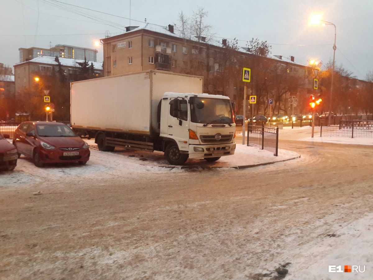 Я паркуюсь как...»: грузовик с пивом против коляски и захват детской  площадки | 13.02.2019 | Екатеринбург - БезФормата