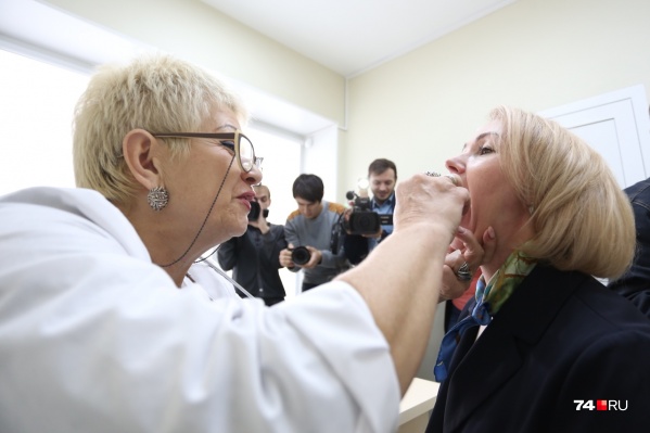 Перед вакцинацией Ирина Гехт прошла обязательный осмотр врача Перед вакцинацией Ирина Гехт прошла обязательный осмотр врача