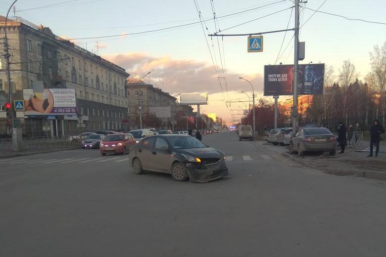 Авария произошла на перекрёстке проспекта Карла Маркса и улицы Космической Авария произошла на перекрёстке проспекта Карла Маркса и улицы Космической