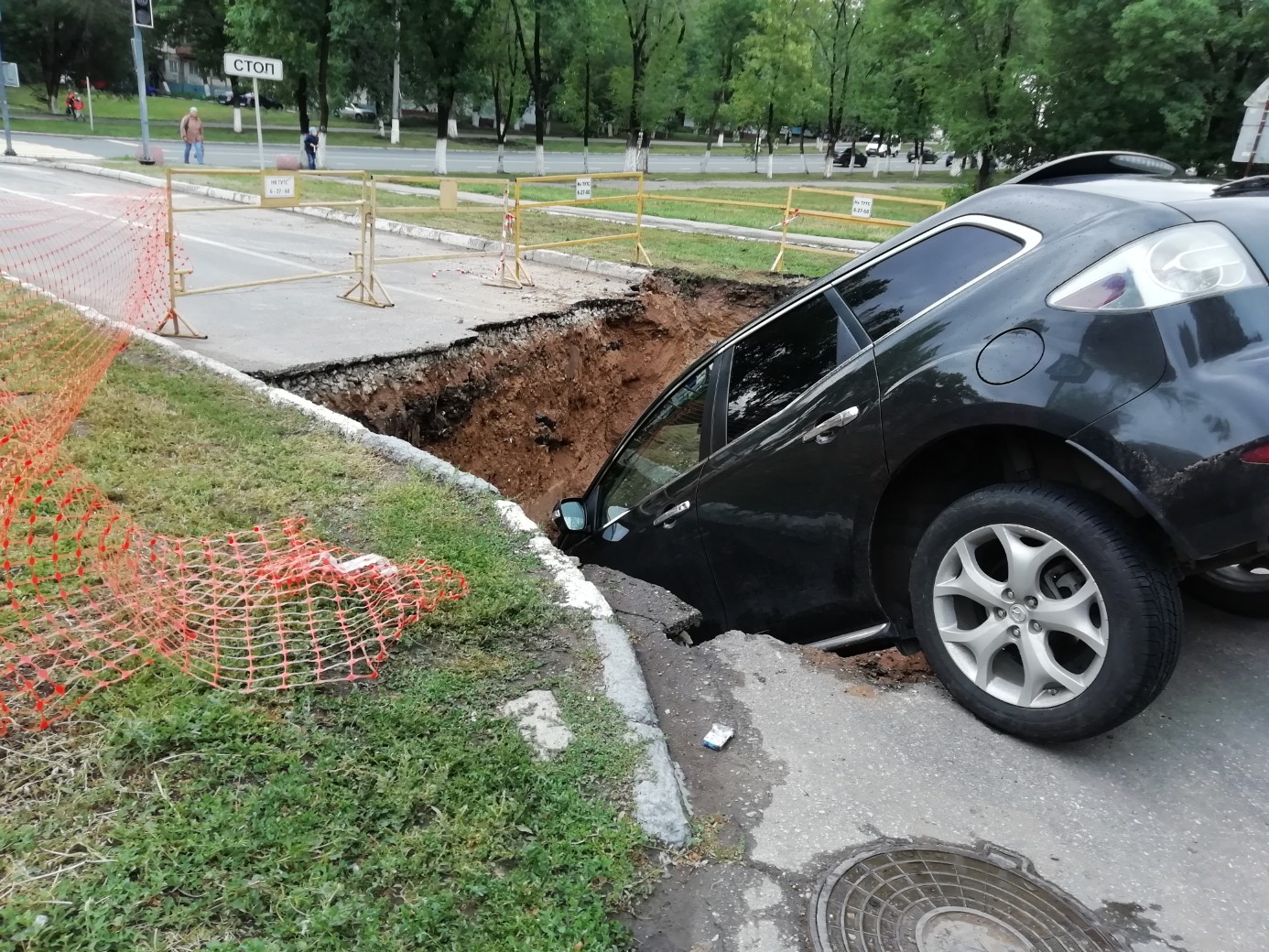 В Новокуйбышевске водитель Mazda улетел в траншею на дороге