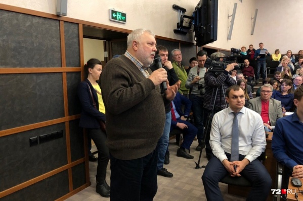 На встрече с чиновниками, которая состоялась еще на прошлой неделе, столпились десятки недовольных тюменцев. Еще тысячи — готовы оставить свои подписи против реформы На встрече с чиновниками, которая состоялась еще на прошлой неделе, столпились десятки недовольных тюменцев. Еще тысячи — готовы оставить свои подписи против реформы