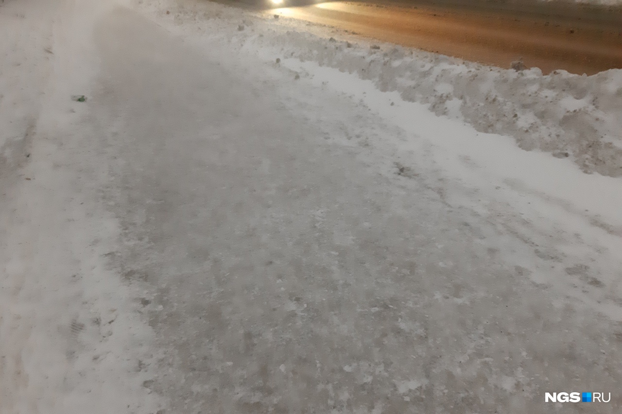 Снежные сугробы покрылись тонкой едва. Ледяная корка. Ледяная корка на дороге. Гололед Ледяная корка. Обледенелая дорога тротуара.
