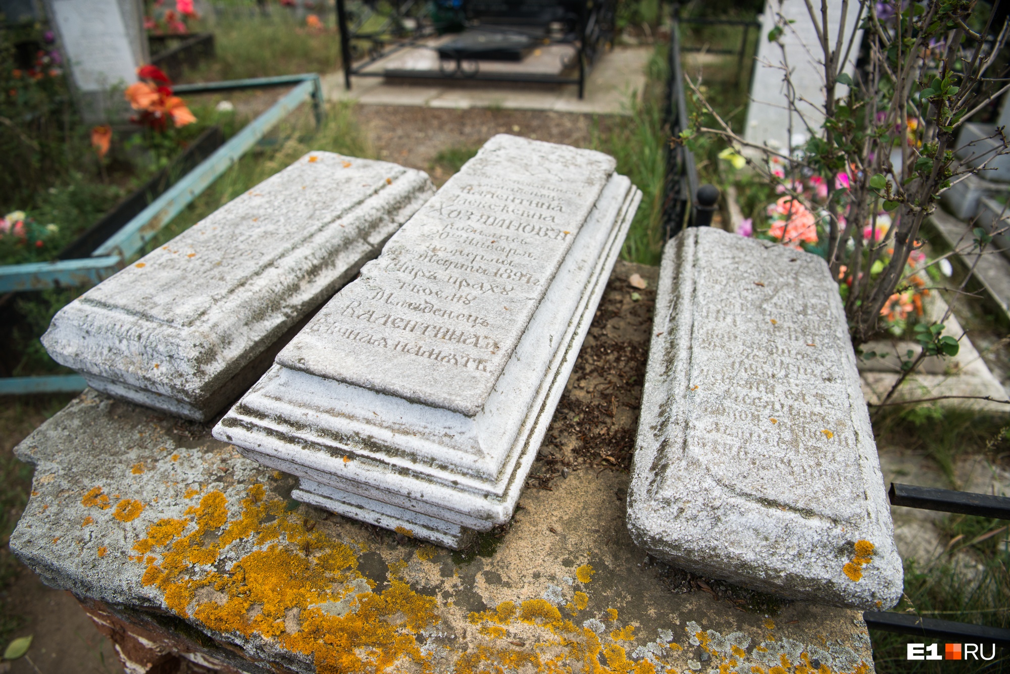 Старинные плиты и надгробия на Каслинском кладбище — обычное дело