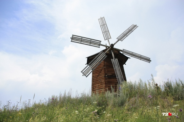 Одна из построек, по которой можно издалека определить, правильно ли вы приехали, — деревянная мельница из деревни Мочищенск