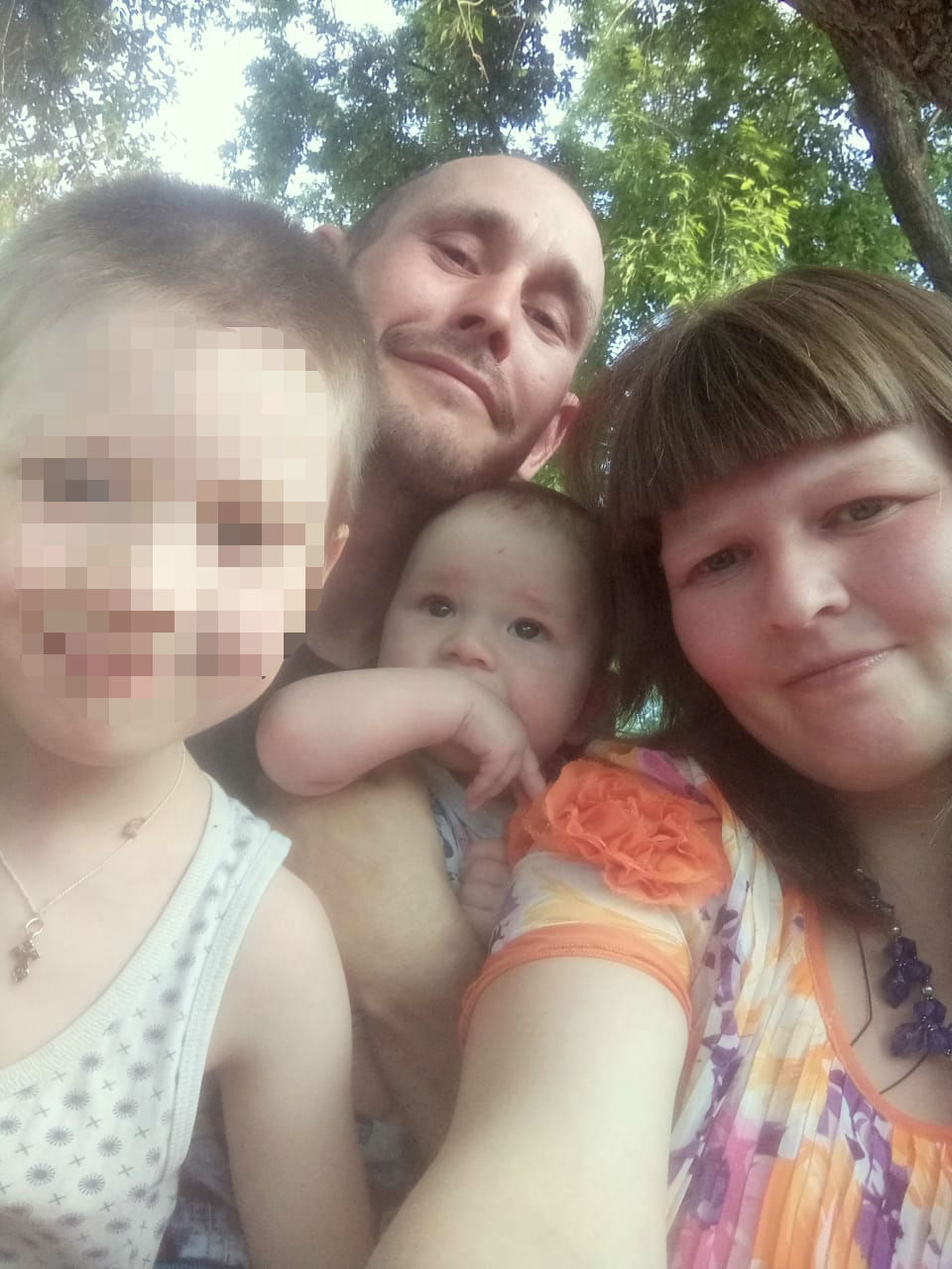Дмитрий и Алена с сыновьями — трехмесячным Костей и семилетним Артемом-Манучером Дмитрий и Алена с сыновьями — трехмесячным Костей и семилетним Артемом-Манучером