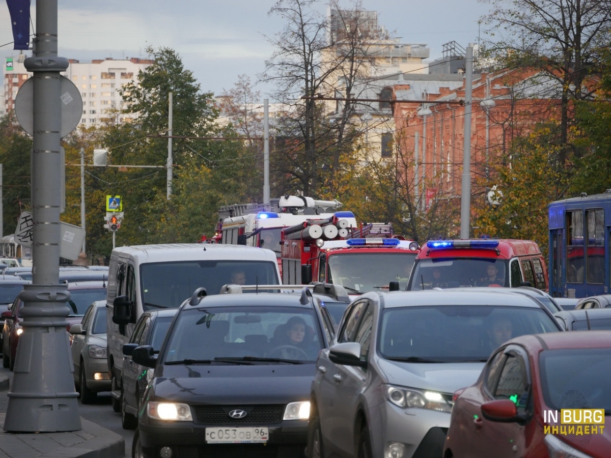 К «Пассажу» из-за дыма на крыше съехались шесть пожарных машин | 04.10.2018  | Екатеринбург - БезФормата