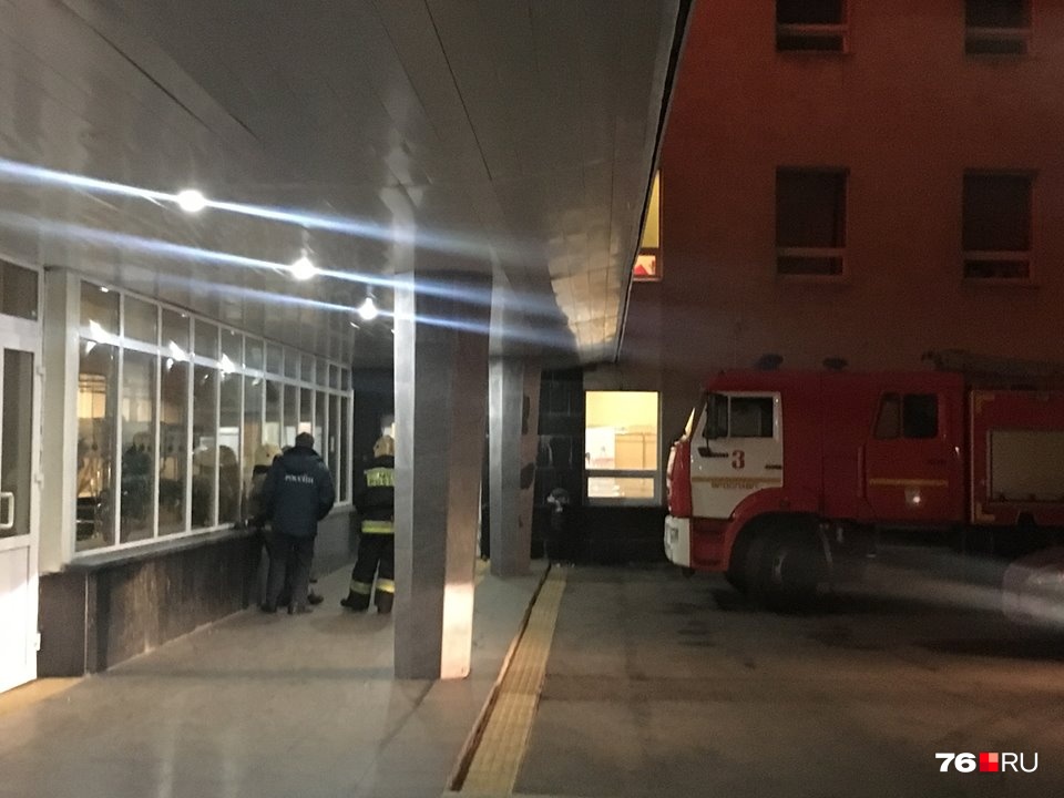 На место приехали сотрудники МЧС На место приехали сотрудники МЧС