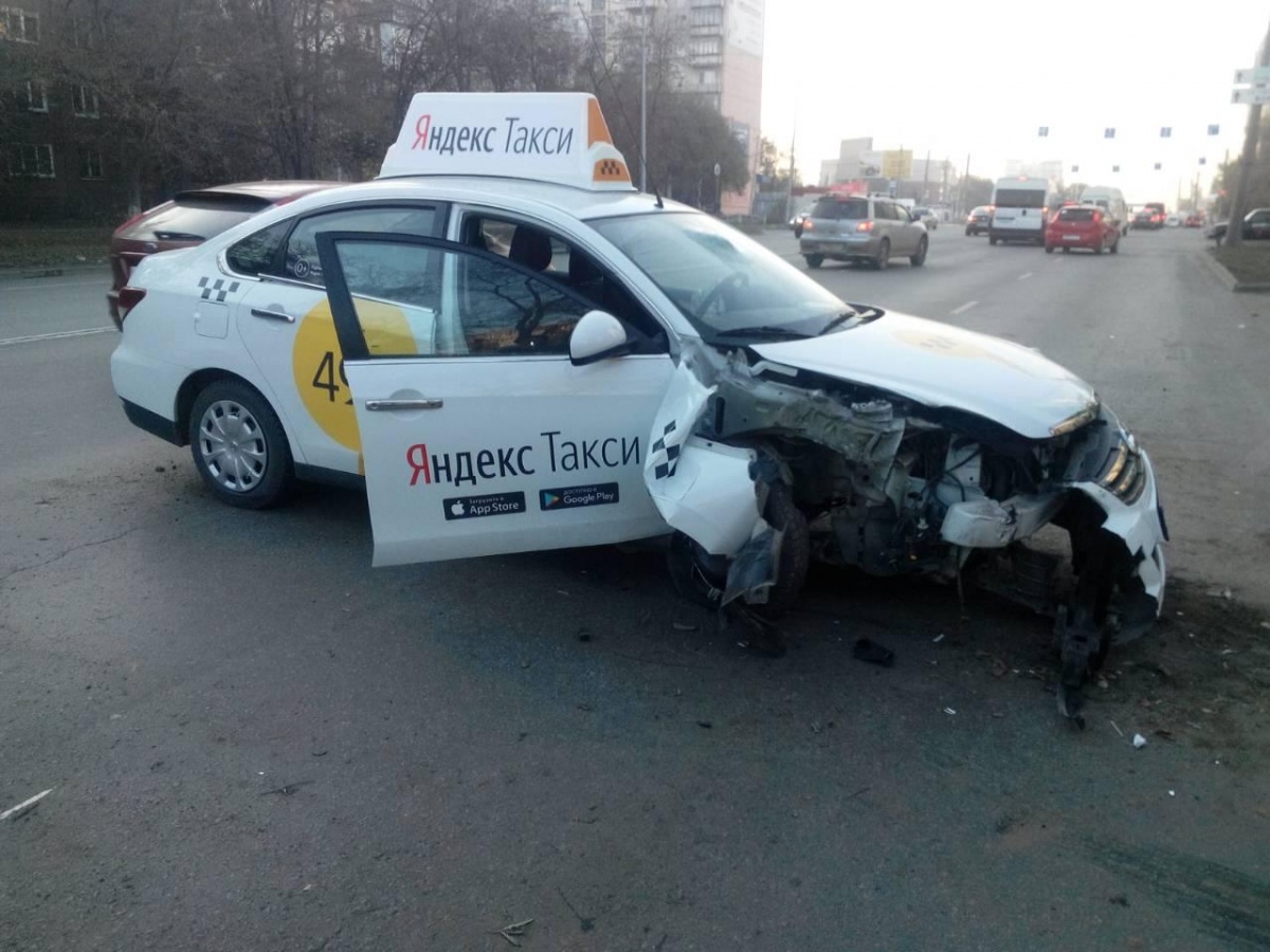 По словам очевидцев, водитель этого такси уснул за рулём. Выяснилось, что он «крутил баранку» 17 часов подряд<br> По словам очевидцев, водитель этого такси уснул за рулём. Выяснилось, что он «крутил баранку» 17 часов подряд<br>