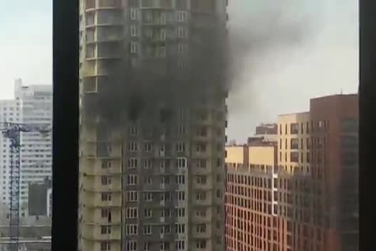 По словам очевидцев, в месте пожара видна люлька с рабочими По словам очевидцев, в месте пожара видна люлька с рабочими