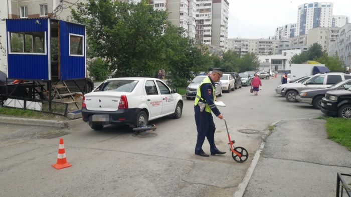 Мальчик попал под машину во дворе дома Мальчик попал под машину во дворе дома