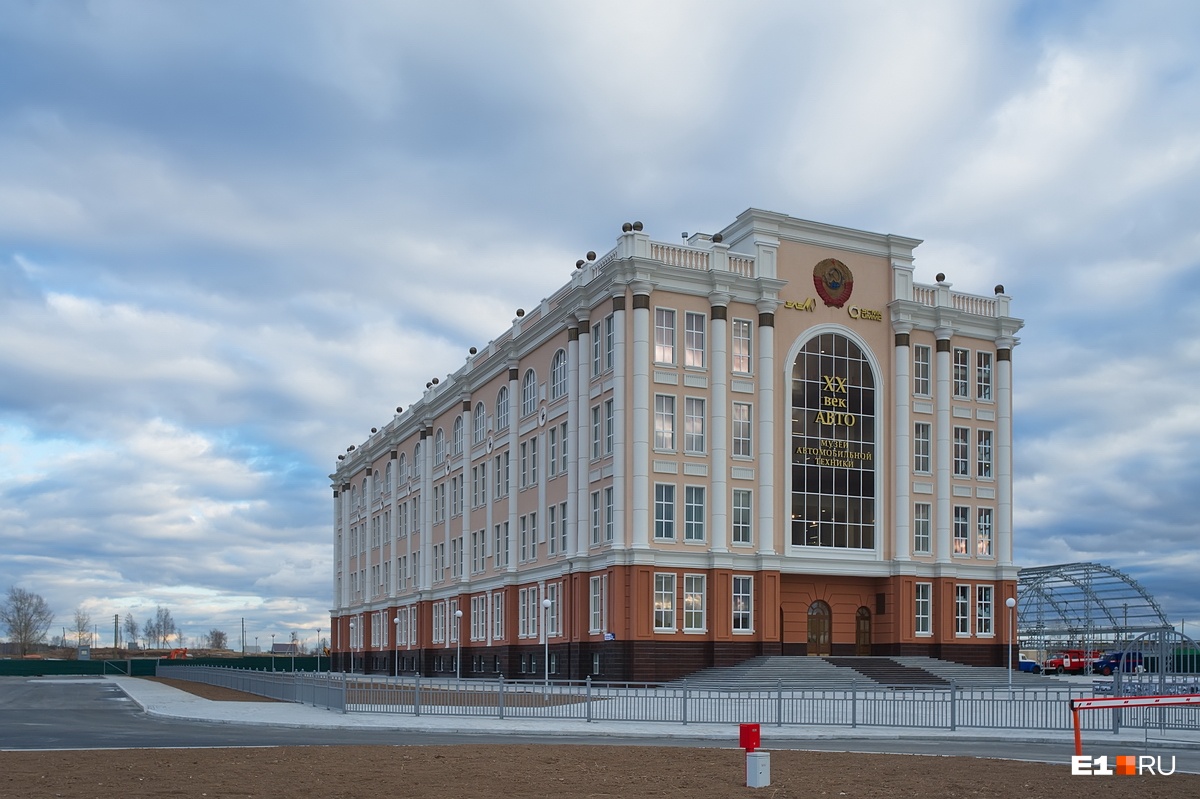 Автомобильный музей находится неподалёку от Музея боевой славы Автомобильный музей находится неподалёку от Музея боевой славы