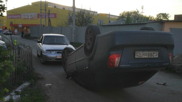 «Не поняли, как всё произошло»: в Челябинске перевернулось такси с ребёнком