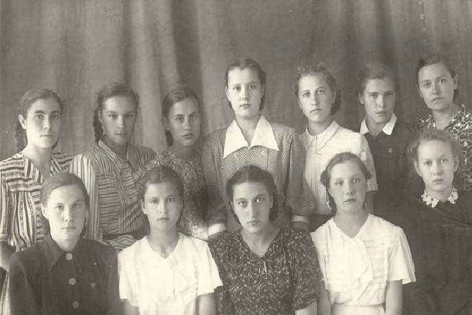 Снимок сделан в женской гимназии в 1948 году Снимок сделан в женской гимназии в 1948 году