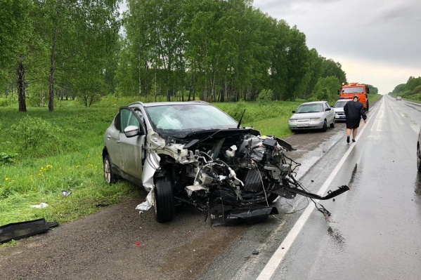 В аварии на трассе погибли трое — на месте ещё работают ГИБДД и медики В аварии на трассе погибли трое — на месте ещё работают ГИБДД и медики
