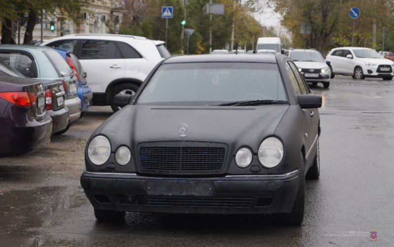 «Скрылся на черном Mercedes»: в Волгоградской области дебошир на заправке избил участкового