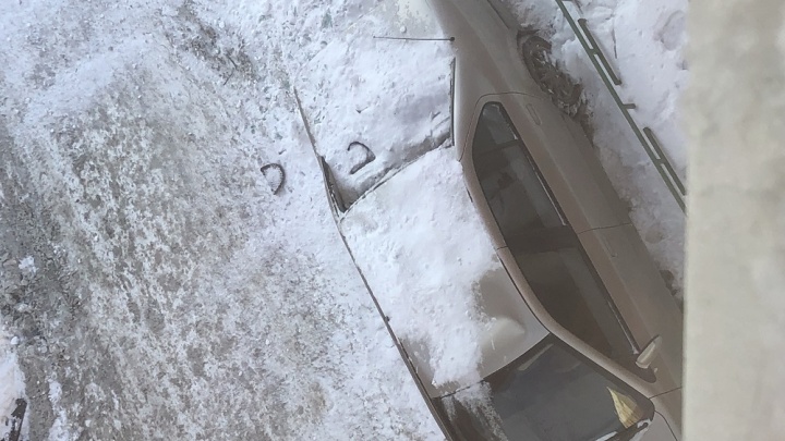 Упавший с крыши снег помял припаркованную машину на Грибоедова