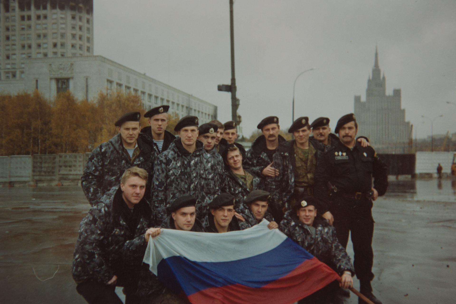 Владимир Ефимов (в черной форме справа) со своими бойцами