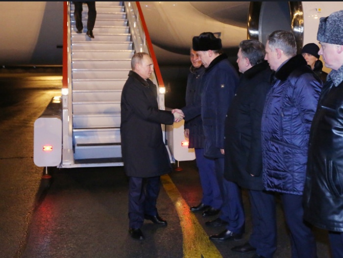 Президента в аэропорту встретили врио губернатора Андрей Травников (на фото жмёт Путину руку), председатель Заксобрания Андрей Шимкив и полпред в СФО Сергей Меняйло Президента в аэропорту встретили врио губернатора Андрей Травников (на фото жмёт Путину руку), председатель Заксобрания Андрей Шимкив и полпред в СФО Сергей Меняйло