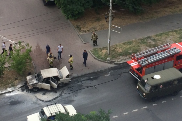 На место пожара приехала одна бригада спасателей На место пожара приехала одна бригада спасателей