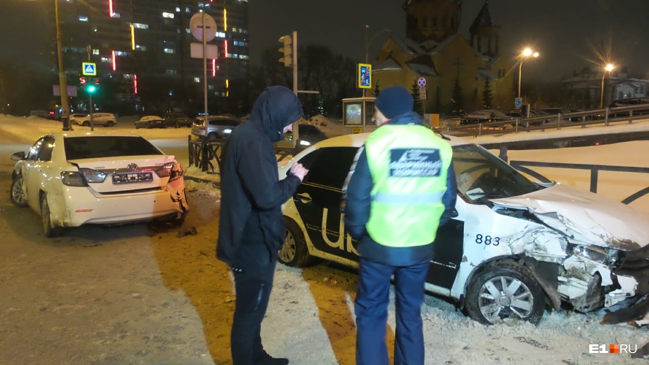 Жесткое столкновение Toyota Camry с такси Uber на Белинского попало на видео