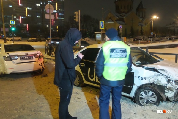 Водитель и пассажирка такси попали в больницу Водитель и пассажирка такси попали в больницу