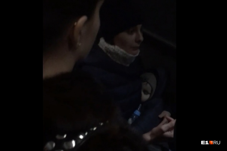 Молодую маму пытались высадить вместе с детьми Молодую маму пытались высадить вместе с детьми