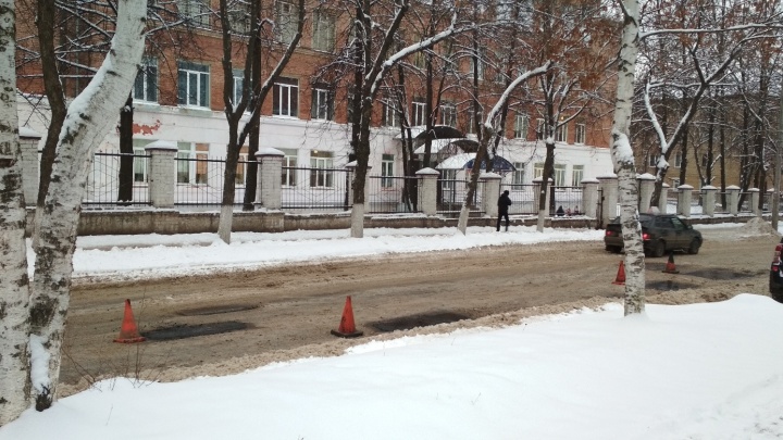 Они снова это сделали: в Ярославле отремонтировали асфальт поверх снега