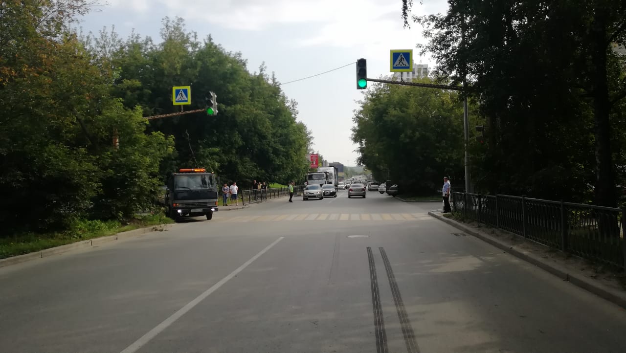 Пешеход ждал зеленого сигнала светофора, чтобы перейти дорогу Пешеход ждал зеленого сигнала светофора, чтобы перейти дорогу 