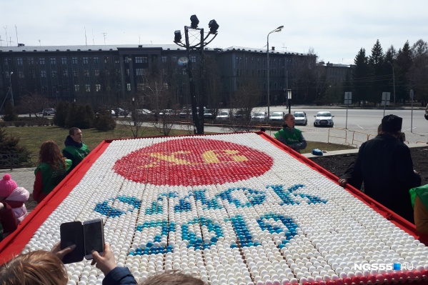 Пасхальная картина выполнена в минималистичной манере Пасхальная картина выполнена в минималистичной манере
