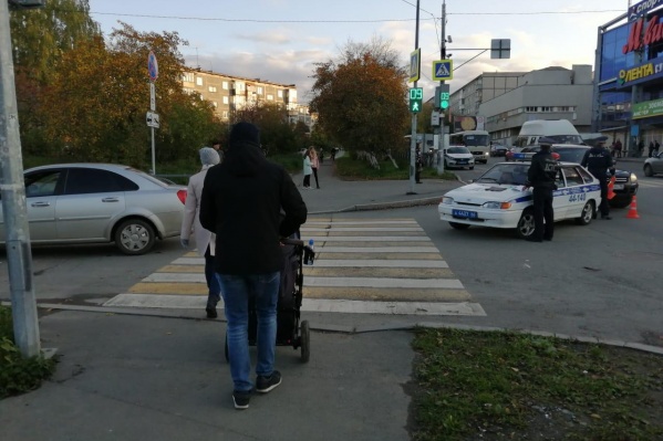 Девочка переходила дорогу на зелёный, но водитель не заметил её, когда поворачивал Девочка переходила дорогу на зелёный, но водитель не заметил её, когда поворачивал