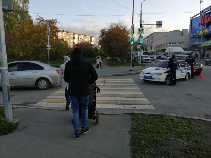 Девочка переходила дорогу на зелёный, но водитель не заметил её, когда поворачивал Девочка переходила дорогу на зелёный, но водитель не заметил её, когда поворачивал